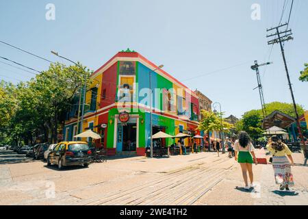 Colori vivaci di Caminito, il colorato museo di strada nel quartiere la Boca di Buenos Aires, Argentina - 2 dicembre 2023. Foto di alta qualità Foto Stock