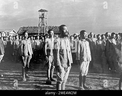 GUERRA SINO-GIAPPONESE 1937-1945 truppe giapponesi in Manciuria salutano il sole nascente intorno al 1940 Foto Stock