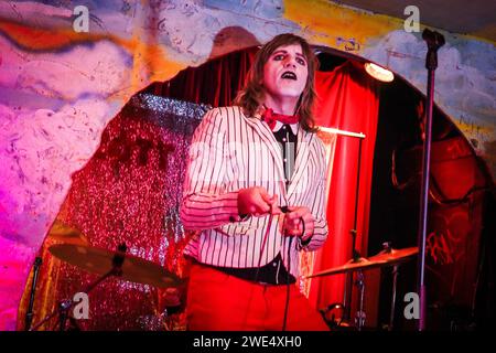 Londra, Regno Unito. 22 gennaio 2024. Scott Yoder si esibisce dal vivo al Shacklewell Arms di Londra, il 22 gennaio 2024. (Foto di Alberto Pezzali/NurPhoto) credito: NurPhoto SRL/Alamy Live News Foto Stock