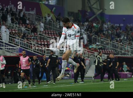 Doha, Qatar. 23 gennaio 2024. Doha, QATAR - 23 GENNAIO: Il giorno del Dabbagh della Nazionale di calcio palestinese festeggia dopo aver segnato il gol di apertura durante la partita asiatica dell'AFC tra Hong Kong e Palestina allo Stadio Abdullah bin Khalifa di Doha il 23 gennaio 2024 in Qatar. Foto SFSI credito: Sebo47/Alamy Live News Foto Stock