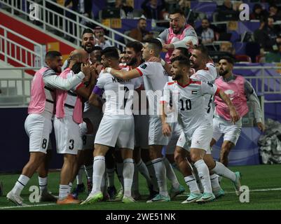 Doha, Qatar. 23 gennaio 2024. Doha, QATAR - 23 GENNAIO: il giorno del giorno del Dabbagh della nazionale di calcio palestinese festeggia con i suoi compagni di squadra l'oday Kharoub, Musab al-Battat, Mohammed Rashid, Mahmoud Abu Warda dopo aver segnato il gol di apertura durante la partita asiatica dell'AFC tra Hong Kong e Palestina allo Stadio Abdullah bin Khalifa di Doha il 23 gennaio 2024 in Qatar. Foto SFSI credito: Sebo47/Alamy Live News Foto Stock