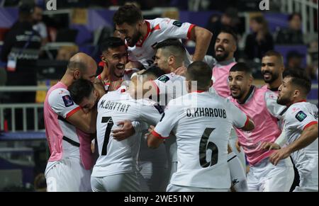 Doha, Qatar. 23 gennaio 2024. Doha, QATAR - 23 GENNAIO: il giorno della nazionale di calcio palestinese festeggia con i suoi compagni di squadra Oday Kharoub, Musab al-Battat, Mohammed Rashid, Samer Jundi dopo aver segnato il gol di apertura durante la partita asiatica dell'AFC tra Hong Kong e Palestina allo stadio Abdullah bin Khalifa di Doha il 23 gennaio 2024 in Qatar. Foto SFSI credito: Sebo47/Alamy Live News Foto Stock