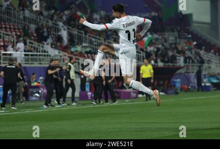 Doha, Qatar. 23 gennaio 2024. Doha, QATAR - 23 GENNAIO: Il giorno del Dabbagh della Nazionale di calcio palestinese festeggia dopo aver segnato il gol di apertura durante la partita asiatica dell'AFC tra Hong Kong e Palestina allo Stadio Abdullah bin Khalifa di Doha il 23 gennaio 2024 in Qatar. Foto SFSI credito: Sebo47/Alamy Live News Foto Stock