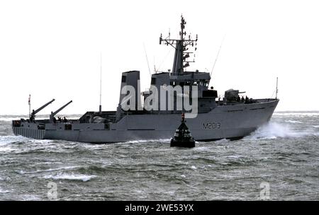 HMS Spey M2013 un dragamine di classe fluviale della Royal Navy britannica che si avvicina al porto di Portsmouth in mari mossi, The Solent, Portsmouth, Hampshire, Inghilterra, Regno Unito Foto Stock