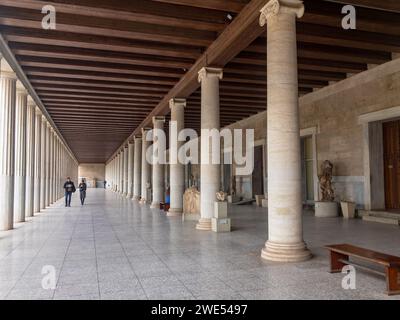 ATENE, GRECIA - 4 FEBBRAIO 2019: Edificio STOA di Attalos nell'antica Agorà, Atene, Grecia con turisti Foto Stock