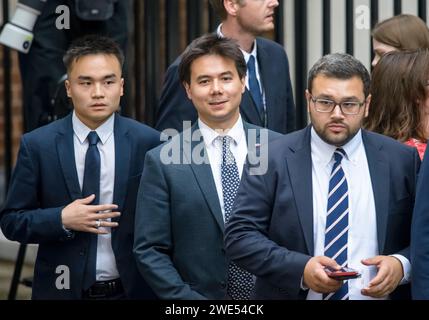 Andrew Wong (consulente digitale) Hugh Bennett (consulente per Brexit) e Jason Stein (consulente politico) - a Downing Street il giorno in cui Liz Truss la fa Foto Stock