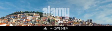 Panorama dello skyline della parte più antica di Lisbona con il Castello di Sao Jorge e la Cattedrale di Lisbona e i quartieri di Alfama, Mouraria e Castelo. Paesaggio urbano di Lisbona Foto Stock