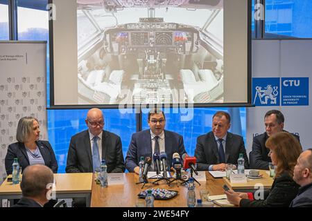 Praga, Repubblica Ceca. 23 gennaio 2024. Dal rappresentante di sinistra dell'ambasciata degli Stati Uniti Elizabeth Hanny, rettore dell'Università tecnica ceca (CVUT) Vojtech Petracek, ministro degli Esteri ceco Jan Lipavsky (Pirates), Volodymyr Sulha, rettore dell'Università Nazionale dell'aviazione di Kiev, Charge d'affaires dell'Ambasciata Ucraina Vitaly Usatiy durante l'introduzione della cooperazione con l'Università Nazionale dell'aviazione di Kiev sulla formazione di 20 studenti nella Repubblica Ceca a Praga, Repubblica Ceca, 23 gennaio 2024. Credito: Vit Simanek/CTK Photo/Alamy Live News Foto Stock