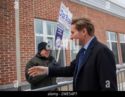 Windham, Stati Uniti. 23 gennaio 2024. Il candidato democratico per il presidente e il rappresentante del Minnesota Dean Phillips saluta gli elettori durante le primarie del New Hampshire in un sito di voto alla Windham High School a Windham, New Hampshire, il 23 gennaio 2024. Il repubblicano Haley spera di battere l'ex presidente degli Stati Uniti Donald J. Trump nei sondaggi del New Hampshire, mentre il democratico Dean Phillips spera di guadagnare slancio contro il presidente Joe Biden . Foto di Amanda Sabga/UPI credito: UPI/Alamy Live News Foto Stock