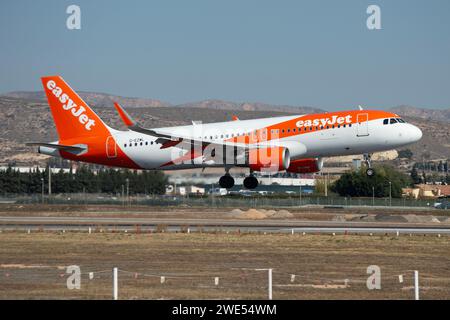 Aereo low-cost Easyjet Airbus A320 atterra ad Alicante Foto Stock