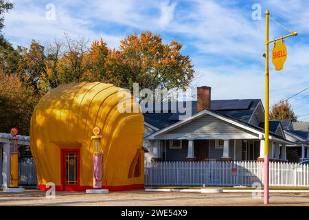 Winston - Salem, North Carolina, USA - 26 ottobre 2023: Questa storica stazione di servizio è stata costruita nel 1930 come modo per commercializzare i loro servizi nell'area ARE Foto Stock