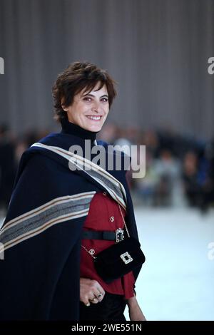 © franck castel/MAXPPP - 22/01/2024 Chanel Front Row Paris Fashion Week Haute Couture Primavera Estate 2024 PARIGI, FRANCIA 23 GENNAIO Ines De la Fressange partecipa alla sfilata Chanel Haute Couture Primavera.Estate 2024 come parte della Paris Fashion Week il 23 gennaio 2024 a Parigi, Francia credito: MAXPPP/Alamy Live News Foto Stock