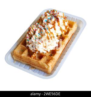 Gustosi waffle belgi in confezione isolata su sfondo bianco con percorso di ritaglio Foto Stock