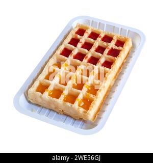 Gustosi waffle belgi in confezione isolata su sfondo bianco con percorso di ritaglio Foto Stock