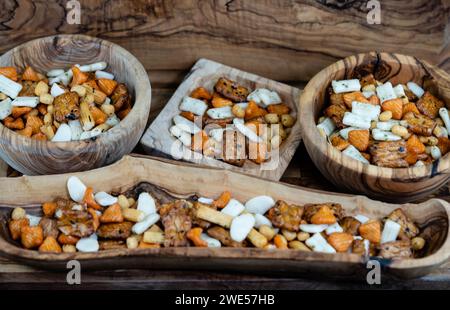 Diversi tipi di torte di riso giapponesi su legno d'oliva Foto Stock