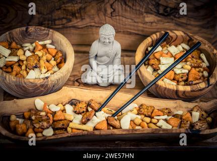 Diversi tipi di torte di riso giapponesi su legno d'oliva Foto Stock