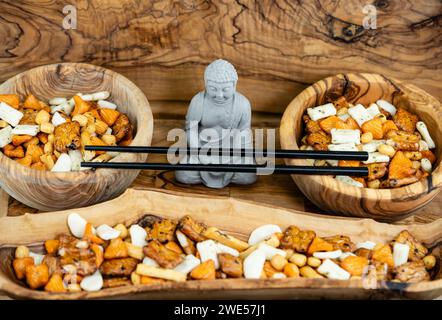 Diversi tipi di torte di riso giapponesi su legno d'oliva Foto Stock