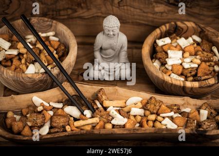 Diversi tipi di torte di riso giapponesi su legno d'oliva Foto Stock