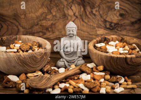 Diversi tipi di torte di riso giapponesi su legno d'oliva Foto Stock