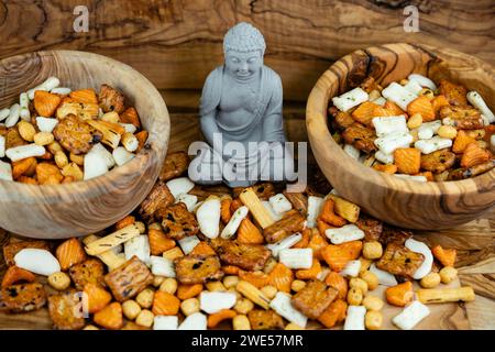 Diversi tipi di torte di riso giapponesi su legno d'oliva Foto Stock