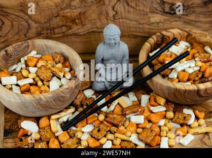 Diversi tipi di torte di riso giapponesi su legno d'oliva Foto Stock