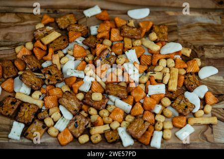 Diversi tipi di torte di riso giapponesi su legno d'oliva Foto Stock