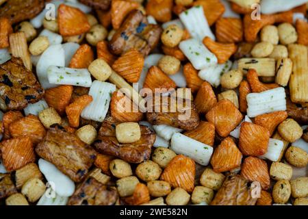Diversi tipi di torte di riso giapponesi su legno d'oliva Foto Stock