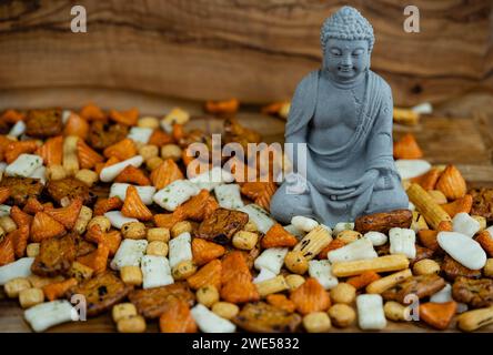 Diversi tipi di torte di riso giapponesi su legno d'oliva Foto Stock