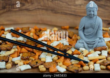 Diversi tipi di torte di riso giapponesi su legno d'oliva Foto Stock