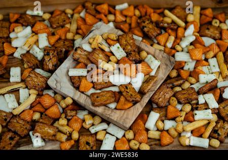 Diversi tipi di torte di riso giapponesi su legno d'oliva Foto Stock