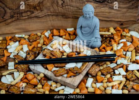 Diversi tipi di torte di riso giapponesi su legno d'oliva Foto Stock