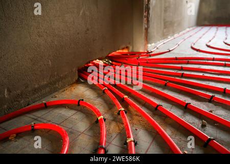 Disposizione dei tubi di riscaldamento a pavimento in una stanza, messa a fuoco selettiva Foto Stock