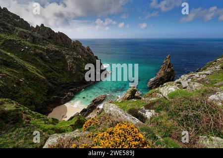 Inghilterra, Cornovaglia, costa nordoccidentale a Carn Galver Engine House (ex miniera di stagno), rocce di Commando Ridge sulla sinistra Foto Stock