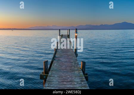 Alba, passerella pedonale a Malerwinkel, Chiemsee, Chiemgau, Baviera, Germania, Europa Foto Stock