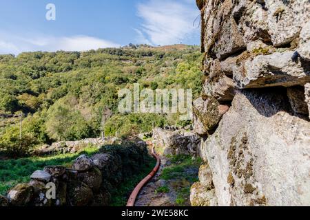 Piccola costruzione in pietra nella valle di Geres vicino a sistema, Viana do Castelo, Portogallo in un giorno d'autunno Foto Stock