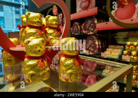 Lindt Chocolatier è un negozio di dolciumi svizzero situato in 34th Street Herald Square a New York City, USA 2022 Foto Stock