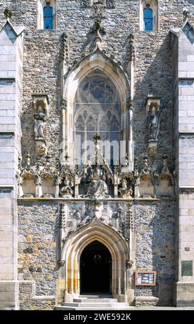 Facciata principale e decorazione scultorea della chiesa parrocchiale gotica della Natività della Vergine Maria a Klatovy nella Boemia occidentale nella Repubblica Ceca Foto Stock