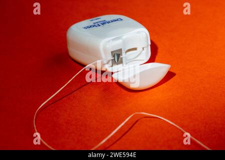 Contenitore dentario Floss con filo interdentale dispensato, USA Foto Stock