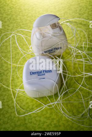 Contenitore dentario Floss con filo interdentale dispensato, USA Foto Stock