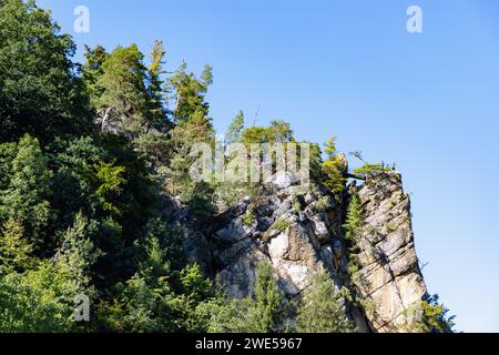 Formazioni rocciose e punto panoramico sul sentiero escursionistico fino al Pantheon nel paradiso boemo a Malá Skála, nella Boemia occidentale, nella Repubblica Ceca Foto Stock