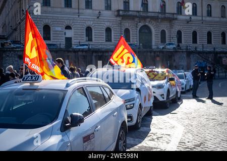 Roma, RM, Italia. 23 gennaio 2024. I tassisti protestano contro l'amministrazione del comune di Roma che non aggiorna le tariffe dei taxi con l'aumento del costo della vita e il mancato rispetto delle regole da parte di quei conducenti che operano senza patente di taxi. (Immagine di credito: © Marco di Gianvito/ZUMA Press Wire) SOLO USO EDITORIALE! Non per USO commerciale! Foto Stock