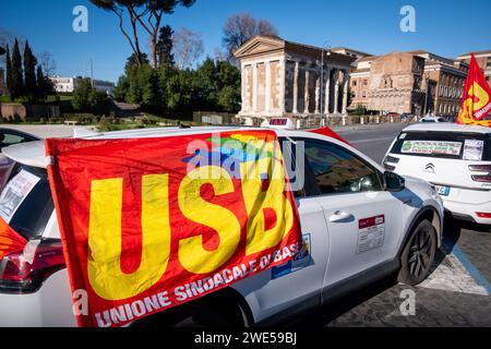 Roma, RM, Italia. 23 gennaio 2024. I tassisti protestano contro l'amministrazione del comune di Roma che non aggiorna le tariffe dei taxi con l'aumento del costo della vita e il mancato rispetto delle regole da parte di quei conducenti che operano senza patente di taxi. (Immagine di credito: © Marco di Gianvito/ZUMA Press Wire) SOLO USO EDITORIALE! Non per USO commerciale! Foto Stock