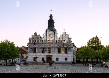 Piazza del mercato Masarykovo Náměstí con municipio rinascimentale a Stříbro nella Boemia occidentale nella Repubblica Ceca Foto Stock