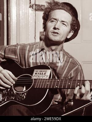 Woody Guthrie (1912-1967), musicista folk americano dell'Oklahoma il cui lavoro si concentrò sui temi del socialismo americano e dell'antifascismo. Guthrie è forse meglio conosciuta per la canzone This Land Is Your Land. Foto Stock