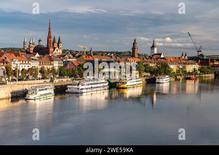 Escursioni in barca a Mainkai, sul meno e nella città vecchia di Würzburg, Baviera, Germania Foto Stock