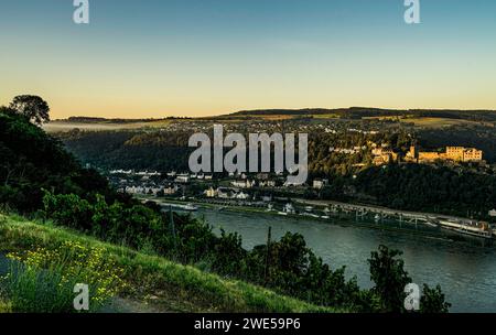 Vista alla luce del mattino dal Rheinstein sul Reno a St Castello di Goar e Rheinfels, alta Valle del Reno medio, Renania-Palatinato, tedesco Foto Stock