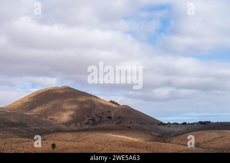 Una tranquilla vista della Caldera de Gayria, che mostra il paesaggio arido e il cielo nuvoloso. Foto Stock