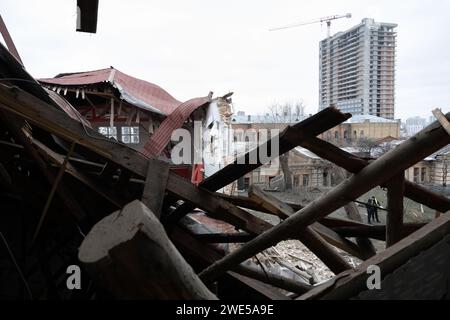 Kiev, Ucraina. 23 gennaio 2024. Una vista dell'arena sportiva dell'accademia di calcio per bambini Lokomotyv Kyiv che è stata colpita da un attacco missilistico a Kiev. Almeno 21 persone sono rimaste ferite dopo il bombardamento missilistico russo ha colpito Kiev, secondo i servizi di emergenza ucraini. (Foto di Oleksii Chumachenko/SOPA Images/Sipa USA) credito: SIPA USA/Alamy Live News Foto Stock