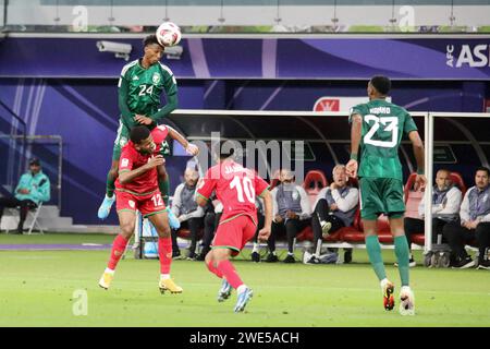 Doha, Qatar. 16 gennaio 2024. Nasser al-Dawsari dell'Arabia Saudita e Abdullah Fawaz dell'Oman durante la AFC Asian Cup Qatar 2023, gruppo F partita di calcio tra Arabia Saudita e Oman il 16 gennaio 2024 al Khalifa International Stadium di Doha, Qatar - foto Najeeb Almahboobi/TheMiddleFrame/DPPI credito: DPPI Media/Alamy Live News Foto Stock