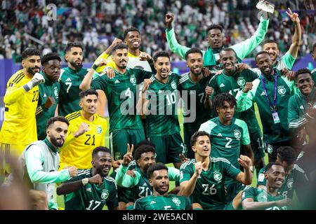 Doha, Qatar. 16 gennaio 2024. I giocatori dell'Arabia Saudita festeggiano a tempo pieno durante la AFC Asian Cup Qatar 2023, la partita di calcio del gruppo F tra Arabia Saudita e Oman il 16 gennaio 2024 al Khalifa International Stadium di Doha, Qatar - foto Najeeb Almahboobi/TheMiddleFrame/DPPI Credit: DPPI Media/Alamy Live News Foto Stock